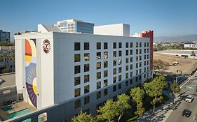 Hotel Zessa Orange County Airport, A Doubletree By Hilton